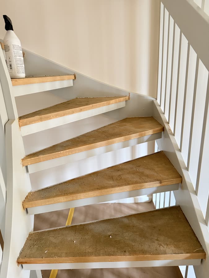 Före: trätrappa inomhus